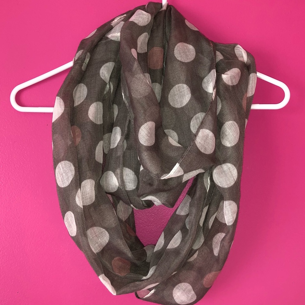 CLAIRE’S Grey Polka Dotted Infinity Scarf